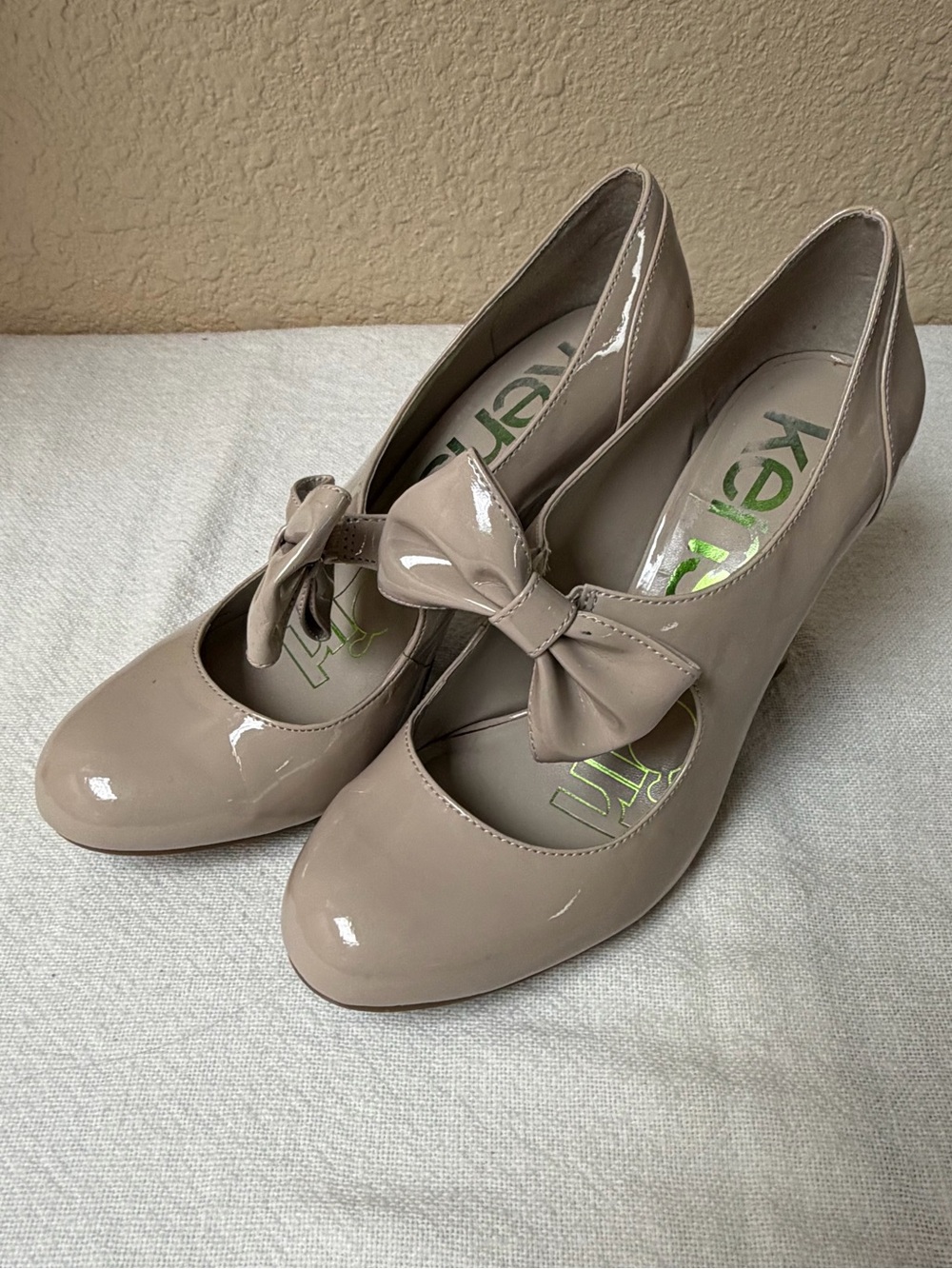 4/$20 Kensie Girl Women's Patent Bow Pump in Taupe